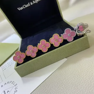 Van Cleef & Arpels Alhambra أقراط برسيم مغطاة بمينا وردية ذهبية