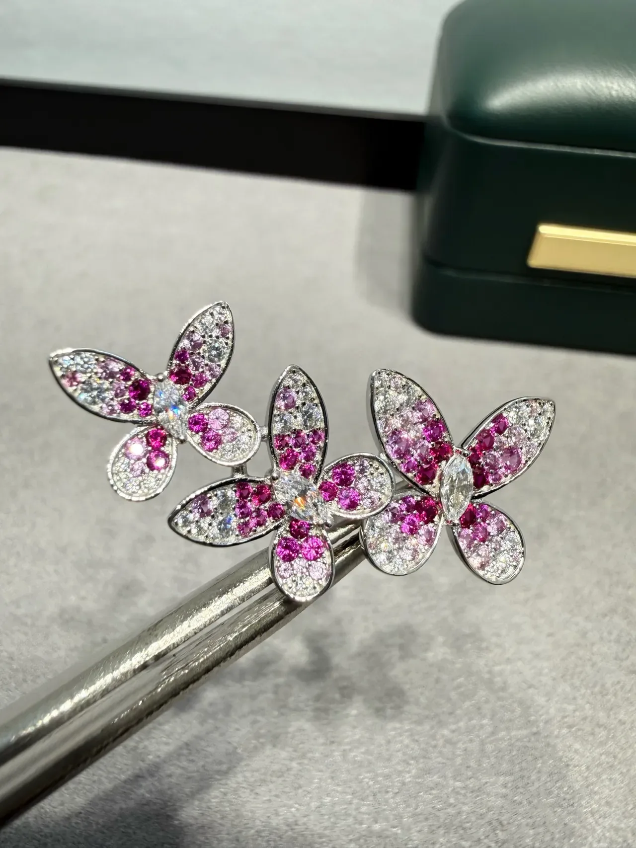 Van Cleef & Arpels Frivole Boucles d'oreilles floral cluster rose et blanc 6