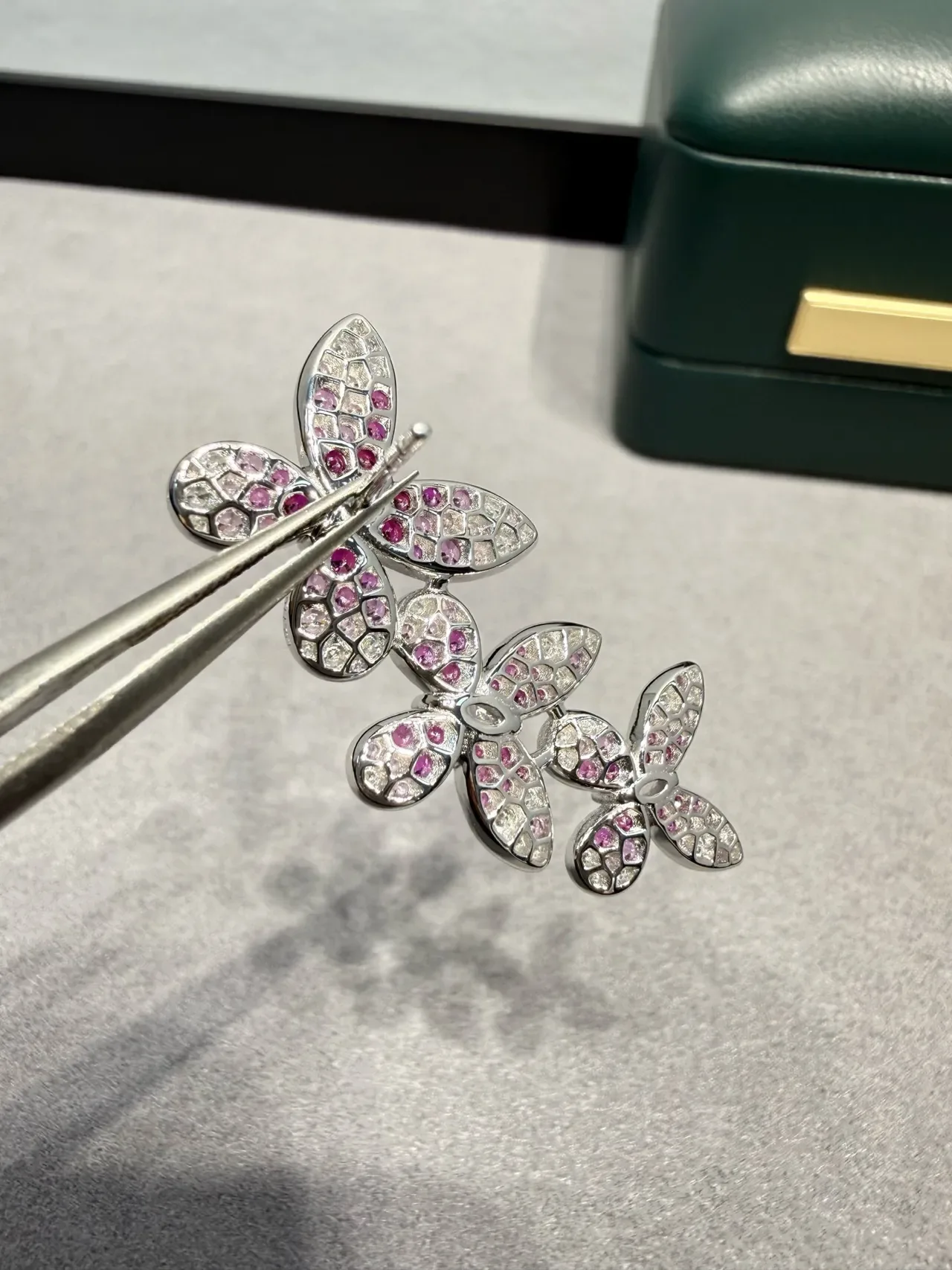 Van Cleef & Arpels Frivole Boucles d'oreilles floral cluster rose et blanc 7