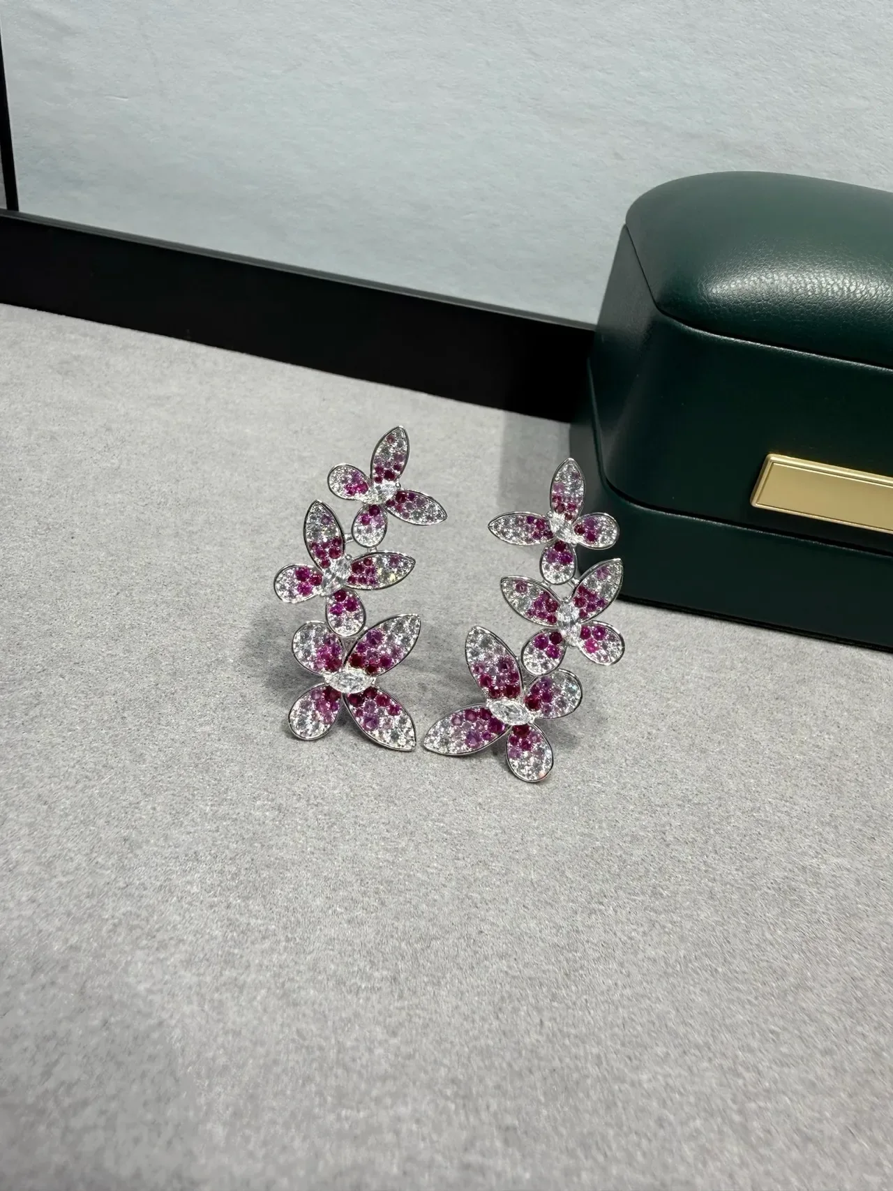 Van Cleef & Arpels Frivole Boucles d'oreilles floral cluster rose et blanc 8
