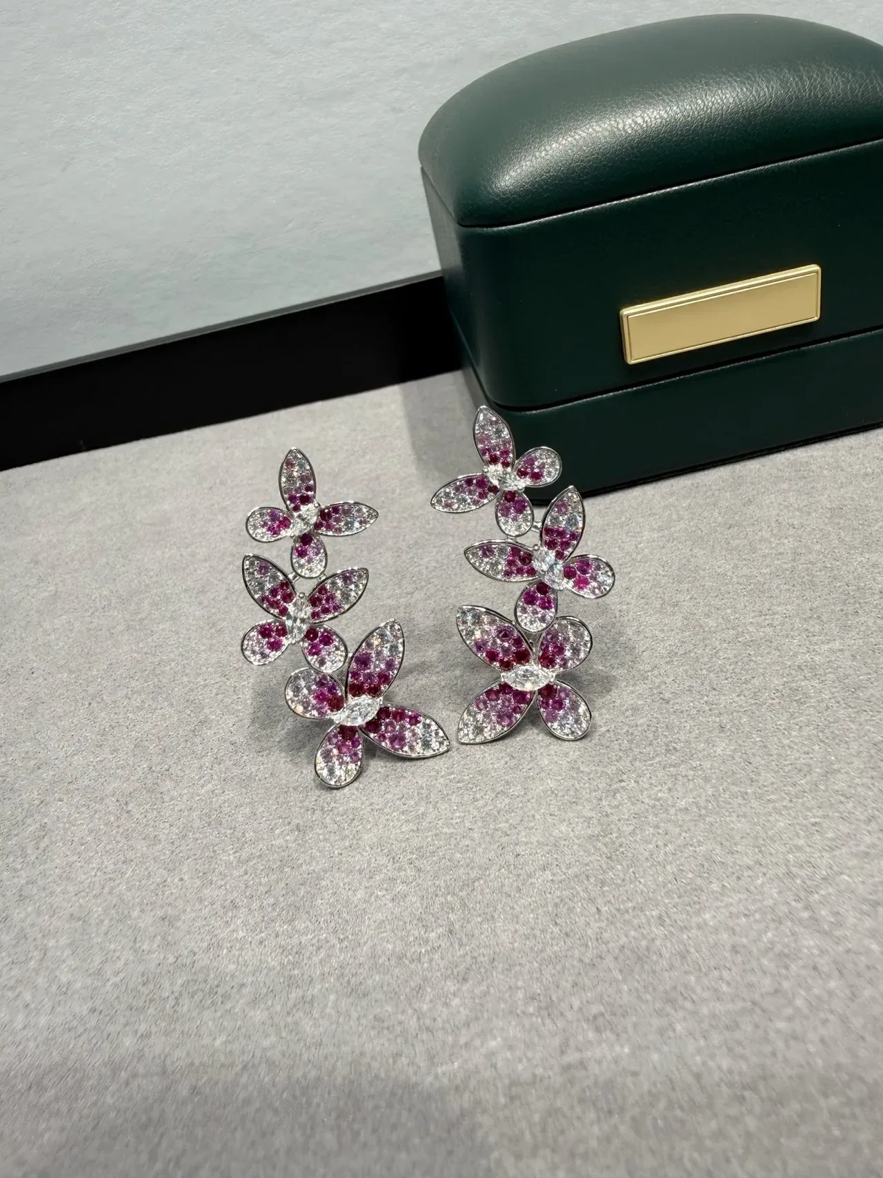 Van Cleef & Arpels Frivole Boucles d'oreilles floral cluster rose et blanc 9