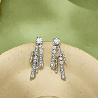 Van Cleef & Arpels أقراط هندسية ماس باڤيه متعددة المستويات