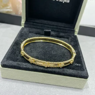 Van Cleef & Arpels Bracelet en or blanc avec texture Perlée, motifs floraux de diamants