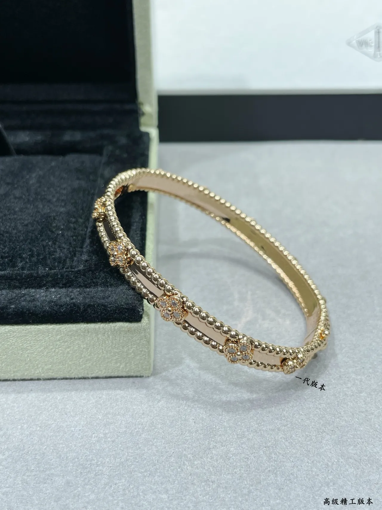 Van Cleef & Arpels Bracelete de ouro branco com textura Perlée, motivos florais de diamantes 4