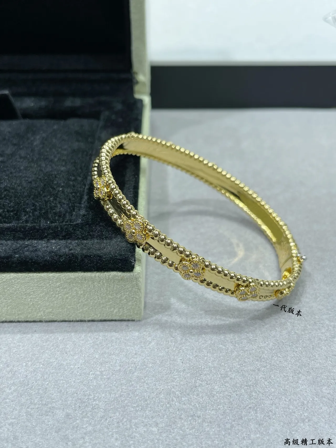 Van Cleef & Arpels Bracelete de ouro branco com textura Perlée, motivos florais de diamantes 5