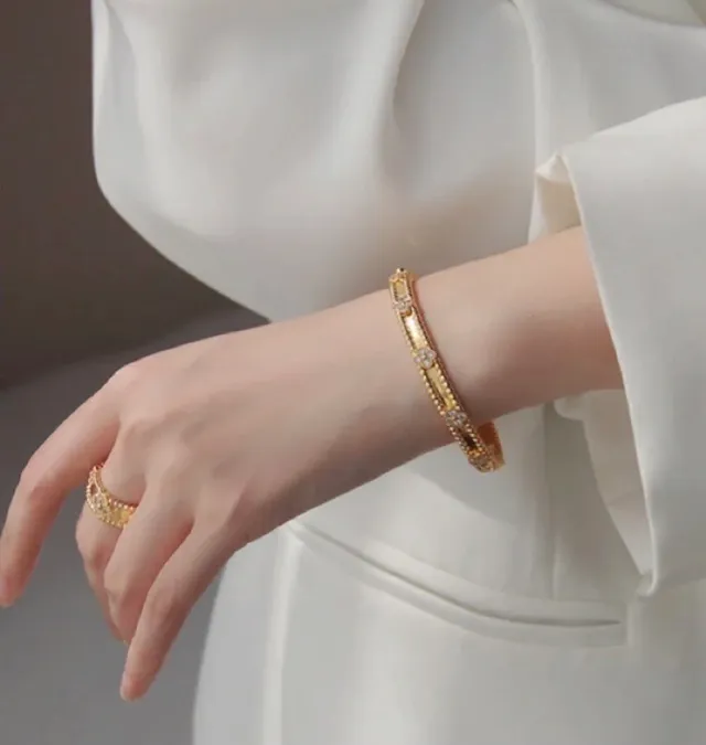 Van Cleef & Arpels Bracelete de ouro branco com textura Perlée, motivos florais de diamantes 9