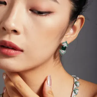 Van Cleef & Arpels أقراط فضة خضراء نقش هندسي أوراق حجر زمرد مركزي