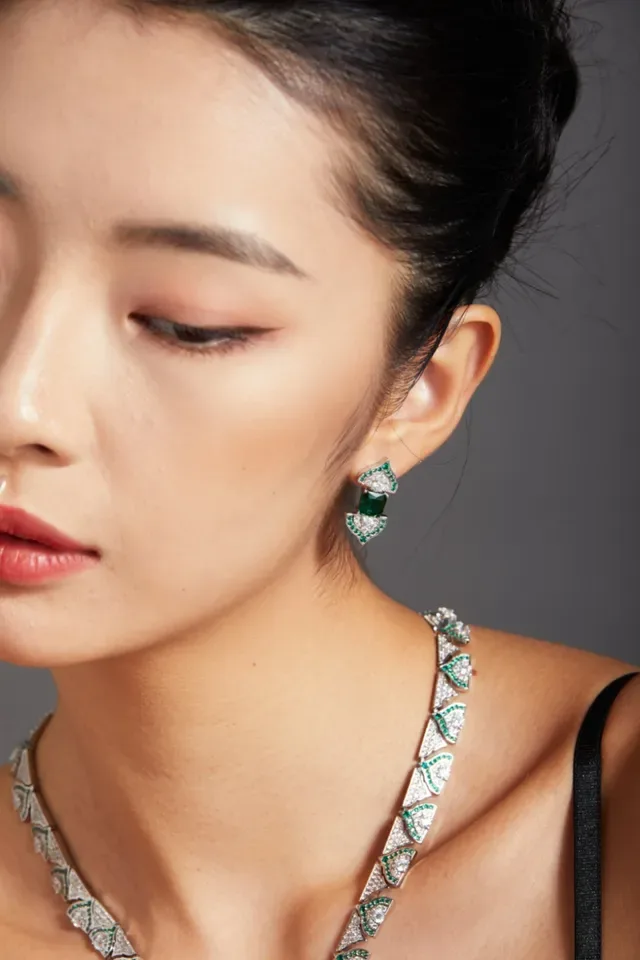 Van Cleef & Arpels Boucles d'oreilles Argent Vert Motif Feuille Géométrique Pierre Centrale Émeraude 2