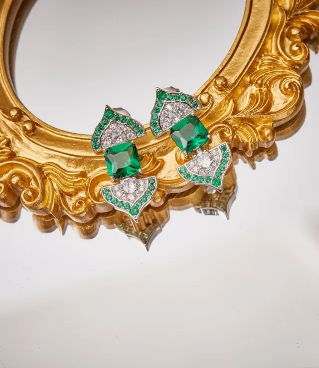 Van Cleef & Arpels Boucles d'oreilles Argent Vert Motif Feuille Géométrique Pierre Centrale Émeraude 3