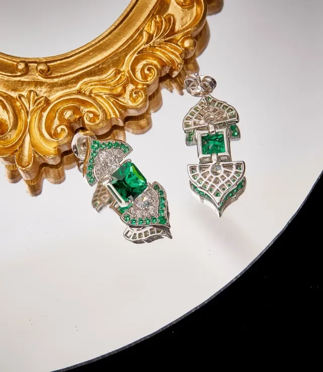 Van Cleef & Arpels Boucles d'oreilles Argent Vert Motif Feuille Géométrique Pierre Centrale Émeraude 4