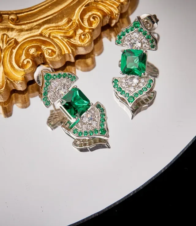 Van Cleef & Arpels Boucles d'oreilles Argent Vert Motif Feuille Géométrique Pierre Centrale Émeraude 7