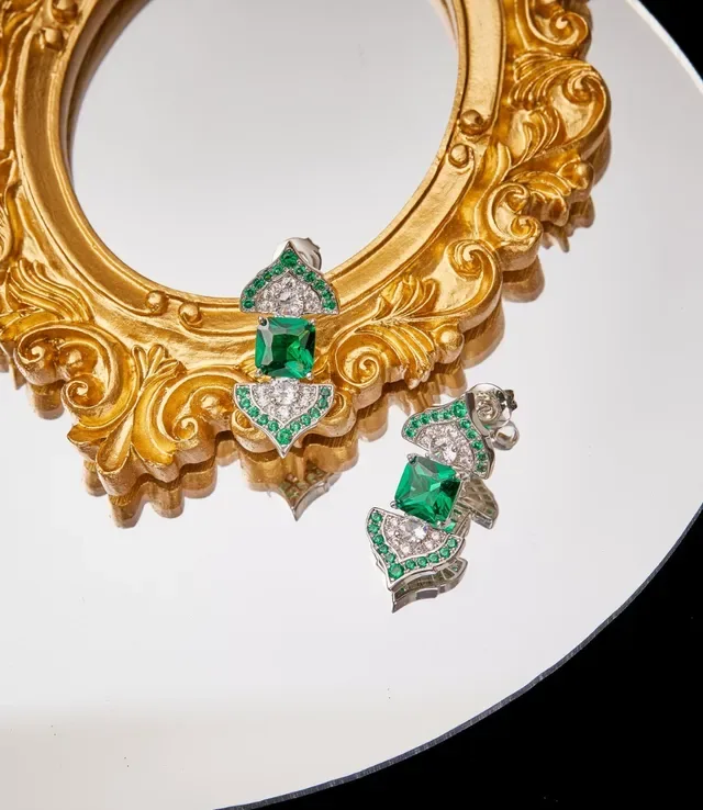 Van Cleef & Arpels Boucles d'oreilles Argent Vert Motif Feuille Géométrique Pierre Centrale Émeraude 8