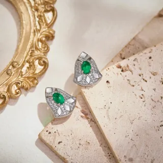 Van Cleef & Arpels الأقراط الخضراء البيضاء غير المتماثلة شكل الورقة المركزية حجر الكابوشون