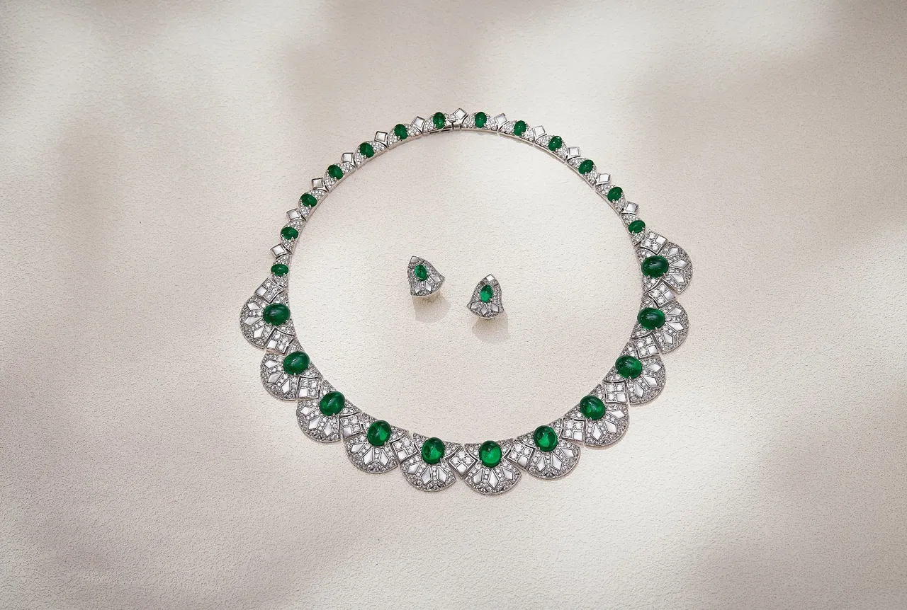 Van Cleef & Arpels Boucles d'oreilles au centre de cabochon de gemme en forme de feuille asymétrique vert blanc 2