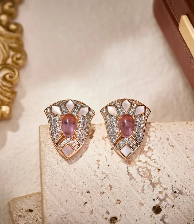Van Cleef & Arpels Boucles d'oreilles au centre de cabochon de gemme en forme de feuille asymétrique vert blanc 4