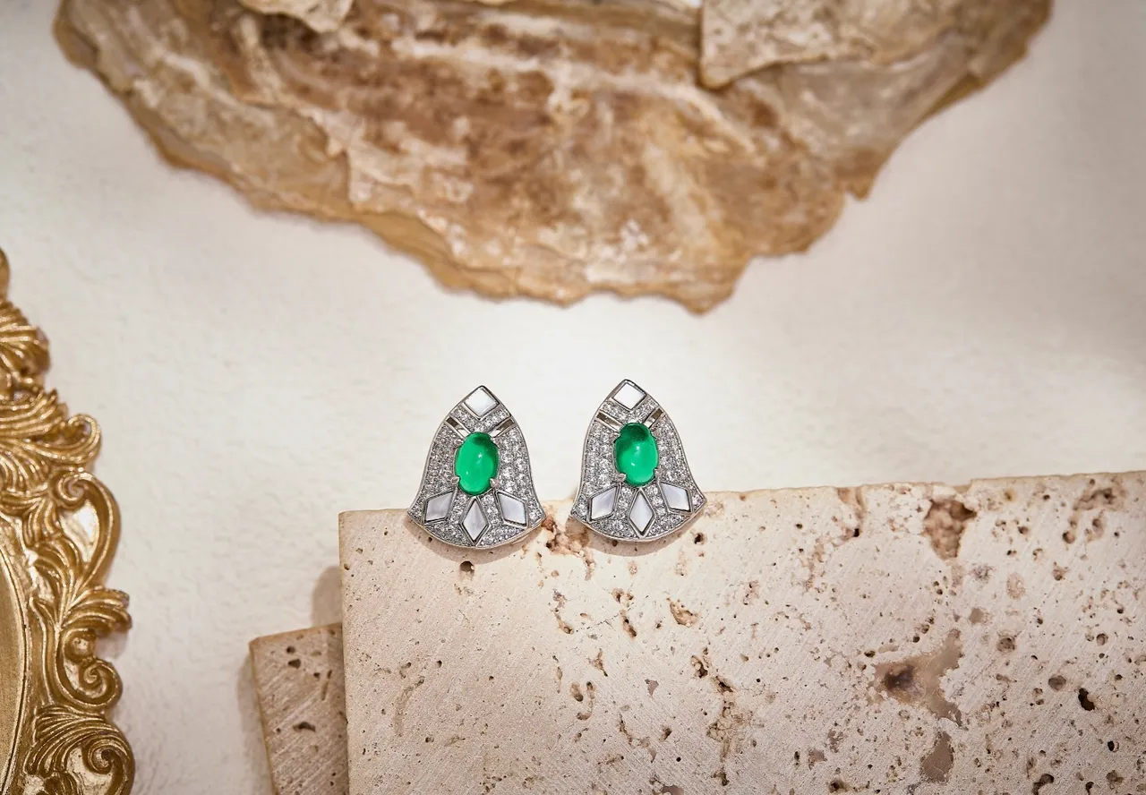 Van Cleef & Arpels Boucles d'oreilles au centre de cabochon de gemme en forme de feuille asymétrique vert blanc 5