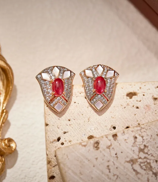 Van Cleef & Arpels Boucles d'oreilles au centre de cabochon de gemme en forme de feuille asymétrique vert blanc 6