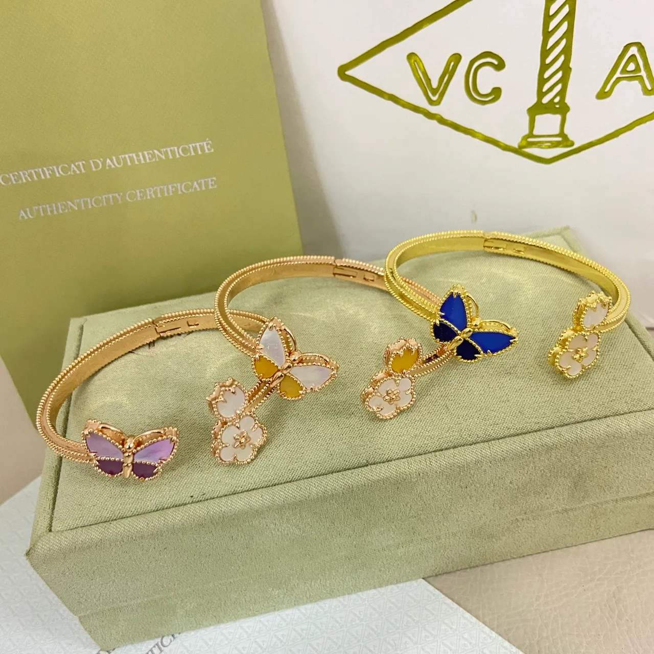 Van Cleef & Arpels Papillon et Alhambra Bracelets au motif Papillon et fleur en or 2