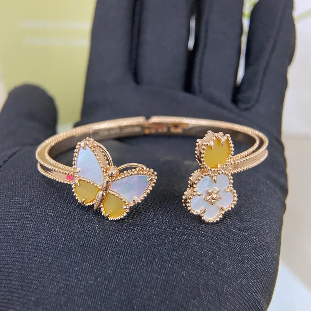 Van Cleef & Arpels Papillon et Alhambra Bracelets au motif Papillon et fleur en or 4