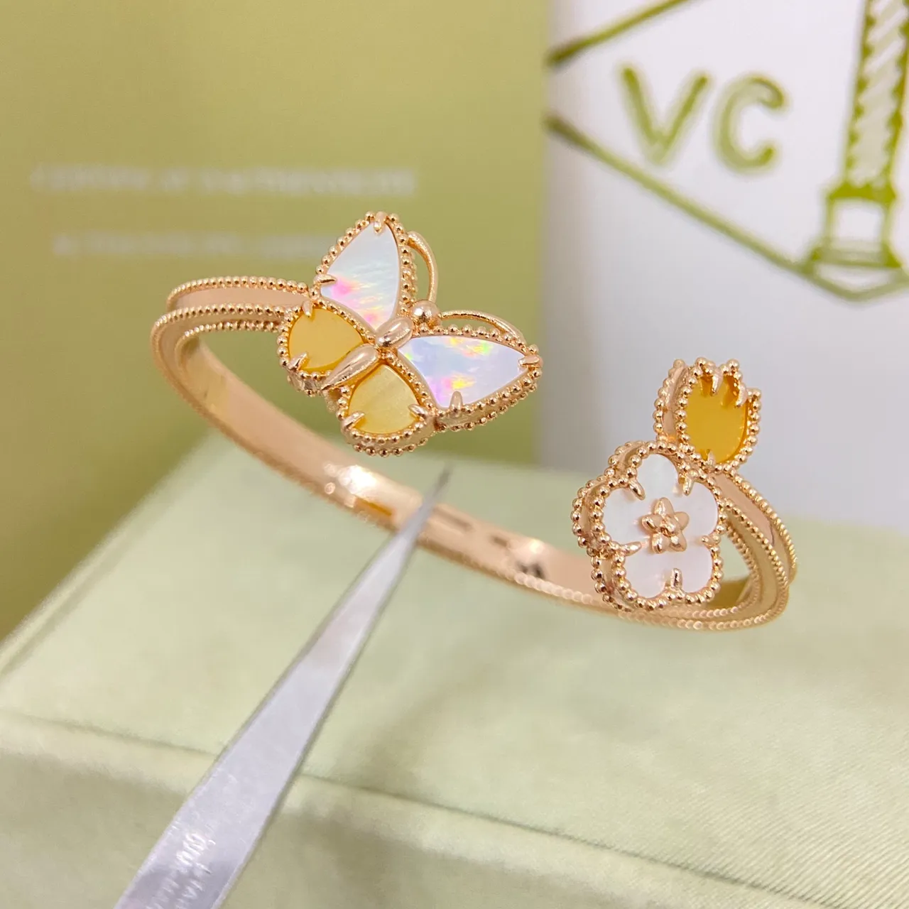 Van Cleef & Arpels Papillon et Alhambra Bracelets au motif Papillon et fleur en or 5