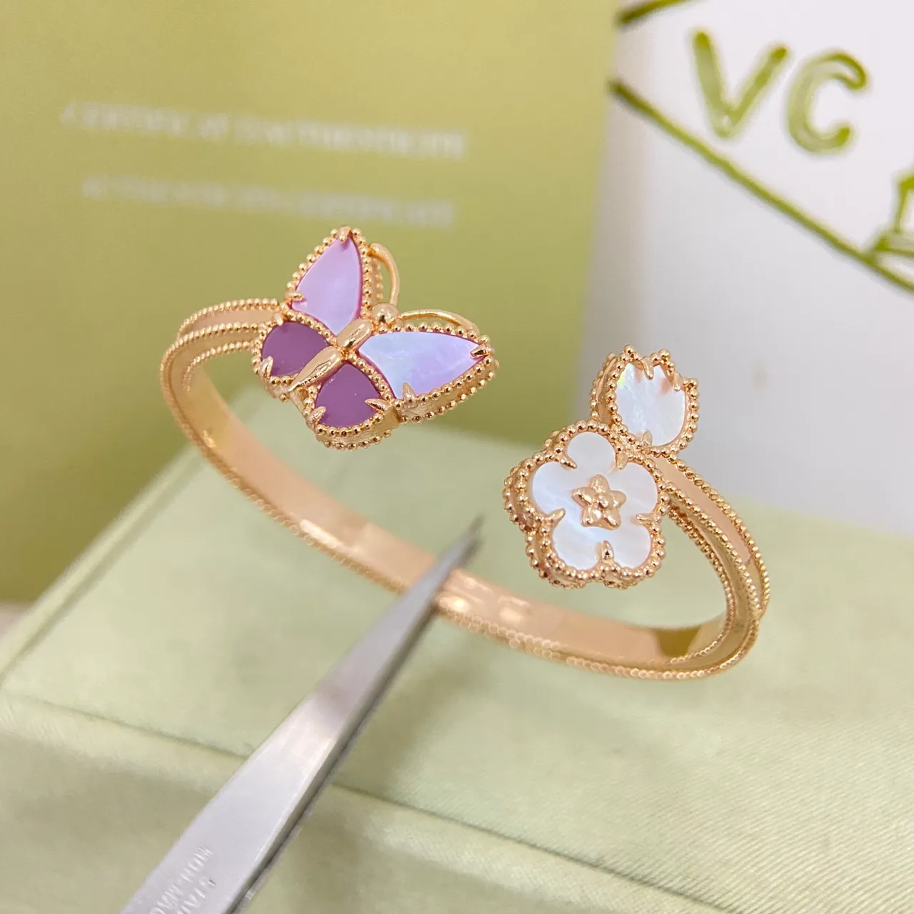 Van Cleef & Arpels Papillon et Alhambra Bracelets au motif Papillon et fleur en or 6