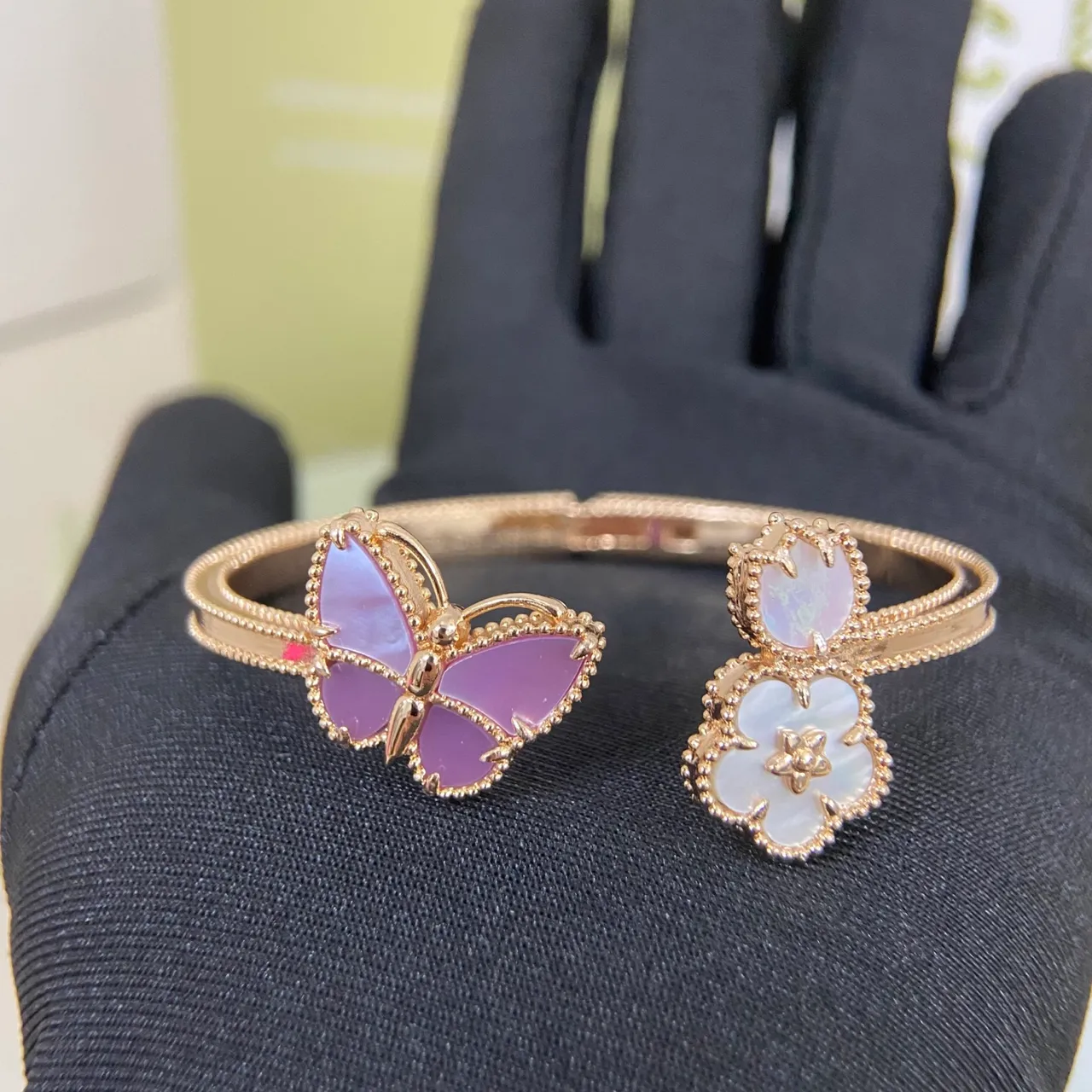 Van Cleef & Arpels Papillon et Alhambra Bracelets au motif Papillon et fleur en or 7