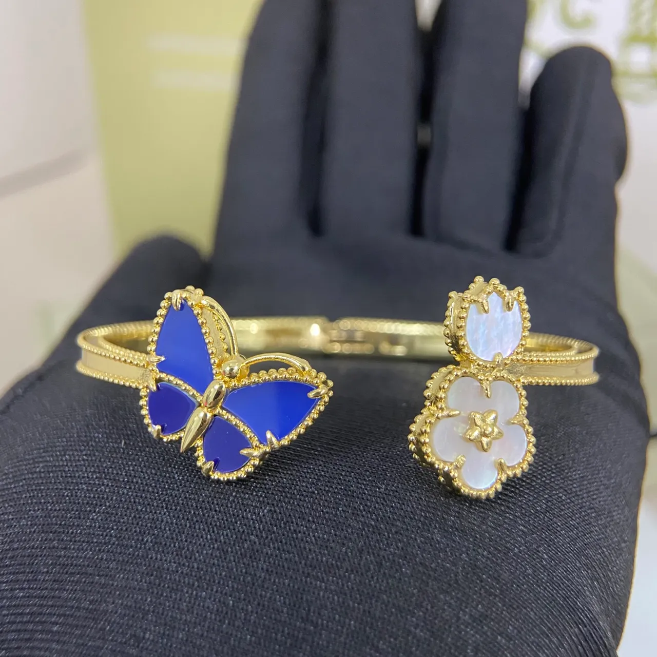 Van Cleef & Arpels Papillon et Alhambra Bracelets au motif Papillon et fleur en or 8