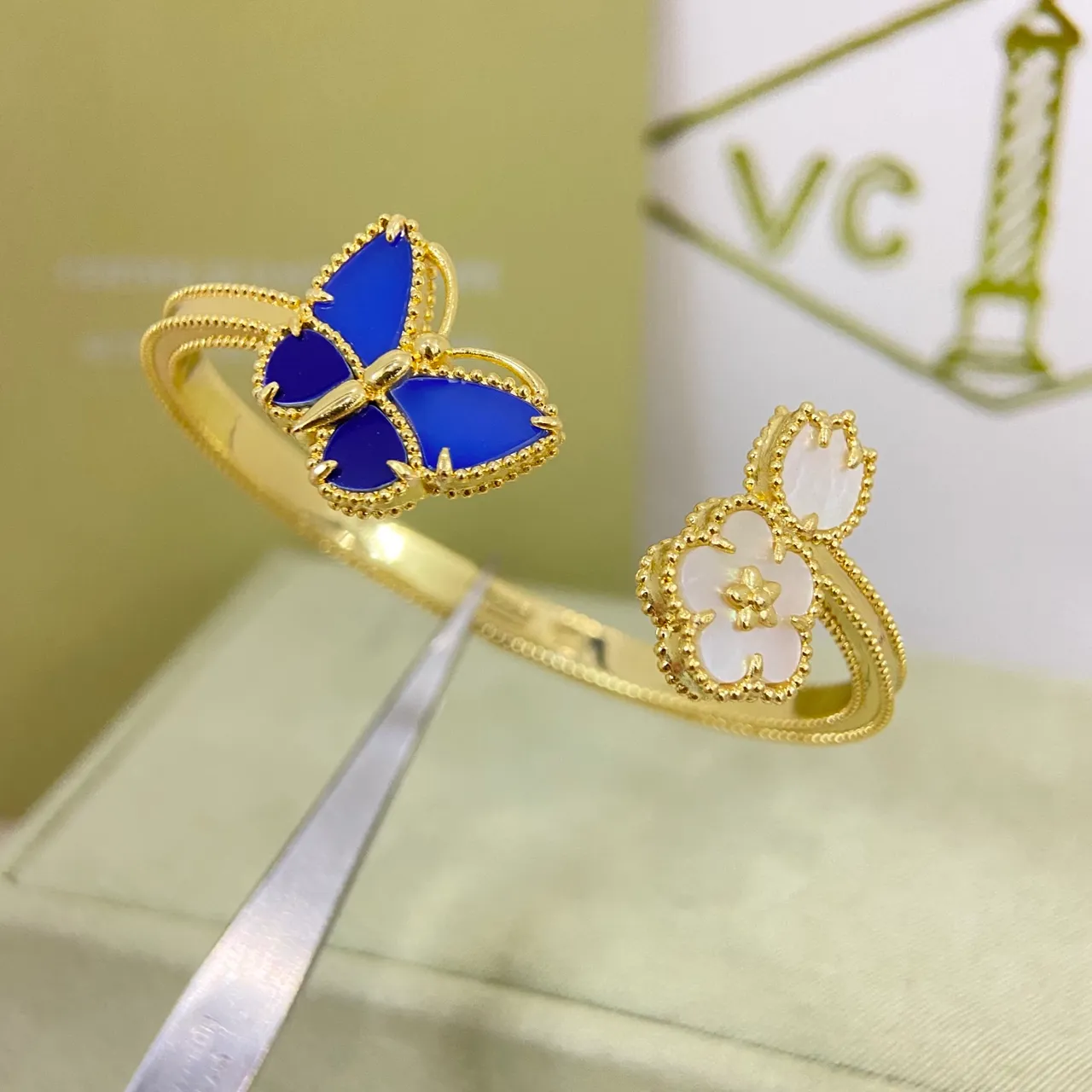 Van Cleef & Arpels Papillon et Alhambra Bracelets au motif Papillon et fleur en or 9
