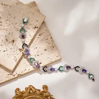 Van Cleef & Arpels سوار روابط متشابكة على شكل قلب بلون أرجواني أخضر بحدود ماسية مكشوفة