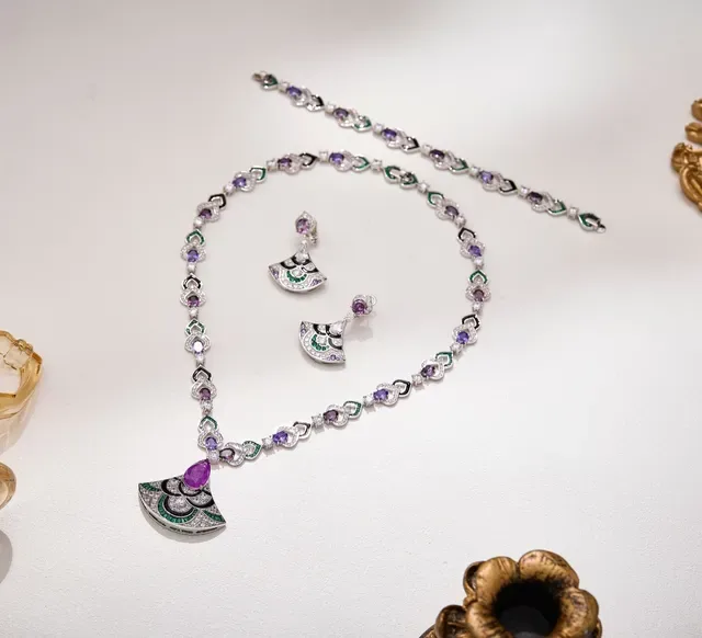 Van Cleef & Arpels Bracelet maillons en forme de cœur entrelacés violet et vert bordures diamants pavé 2