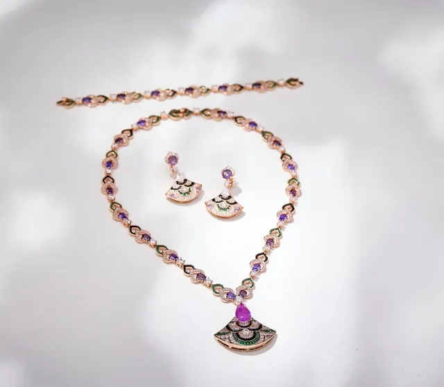 Van Cleef & Arpels Bracelet maillons en forme de cœur entrelacés violet et vert bordures diamants pavé 3