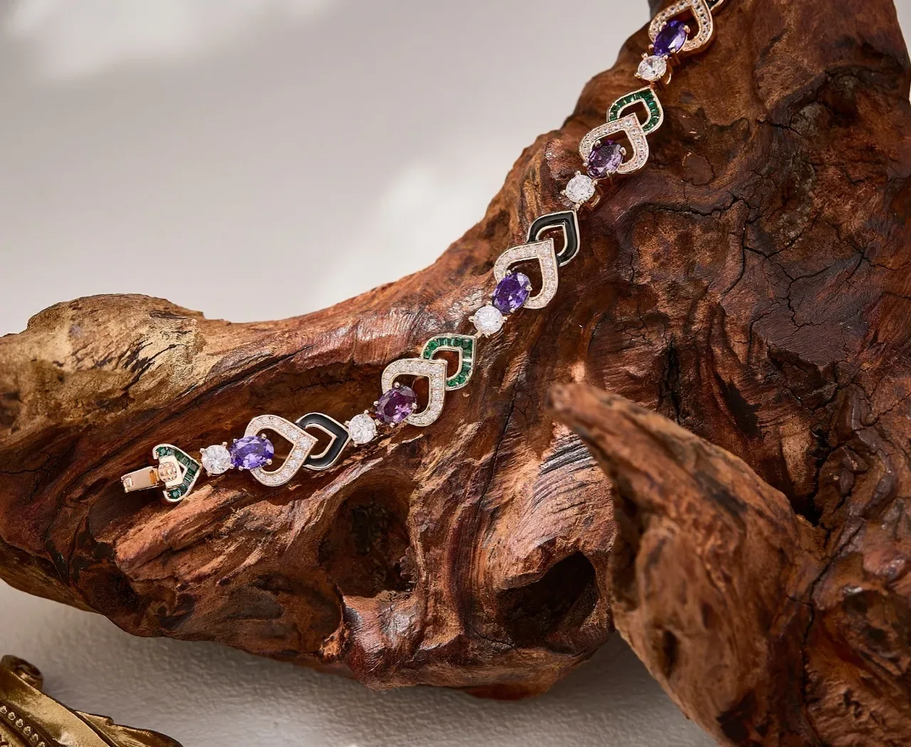Van Cleef & Arpels Bracelet maillons en forme de cœur entrelacés violet et vert bordures diamants pavé 4