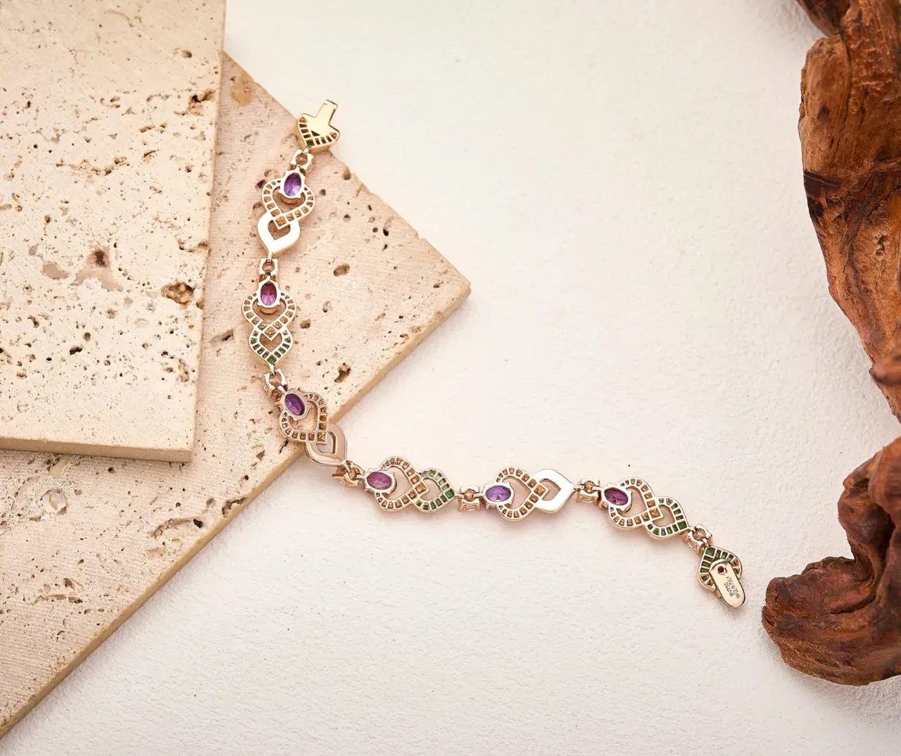 Van Cleef & Arpels Bracelet maillons en forme de cœur entrelacés violet et vert bordures diamants pavé 5