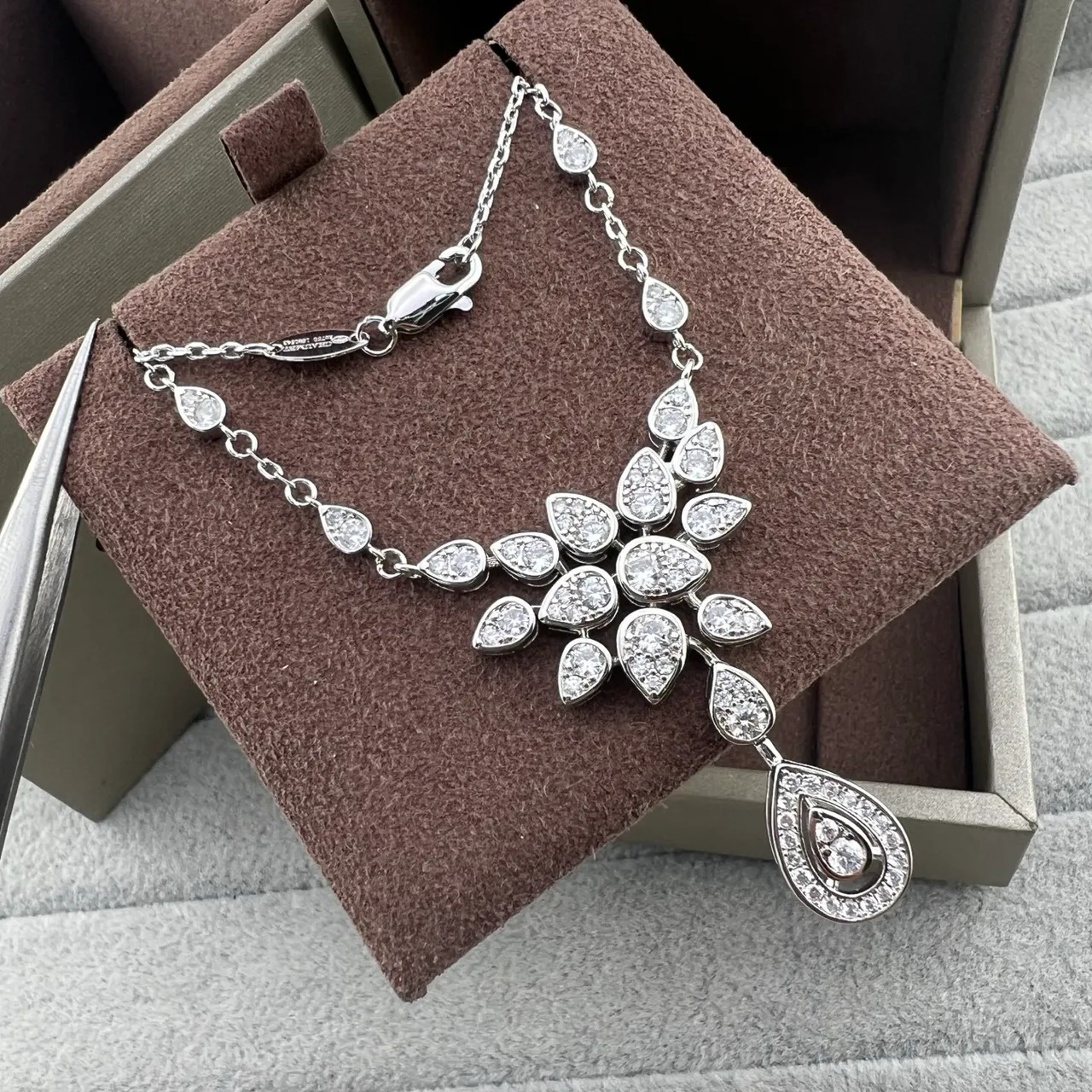 Van Cleef & Arpels قلادة ماس فضية بيضاء على شكل كمثرى متدفقة بنمط زهور وأوراق 3