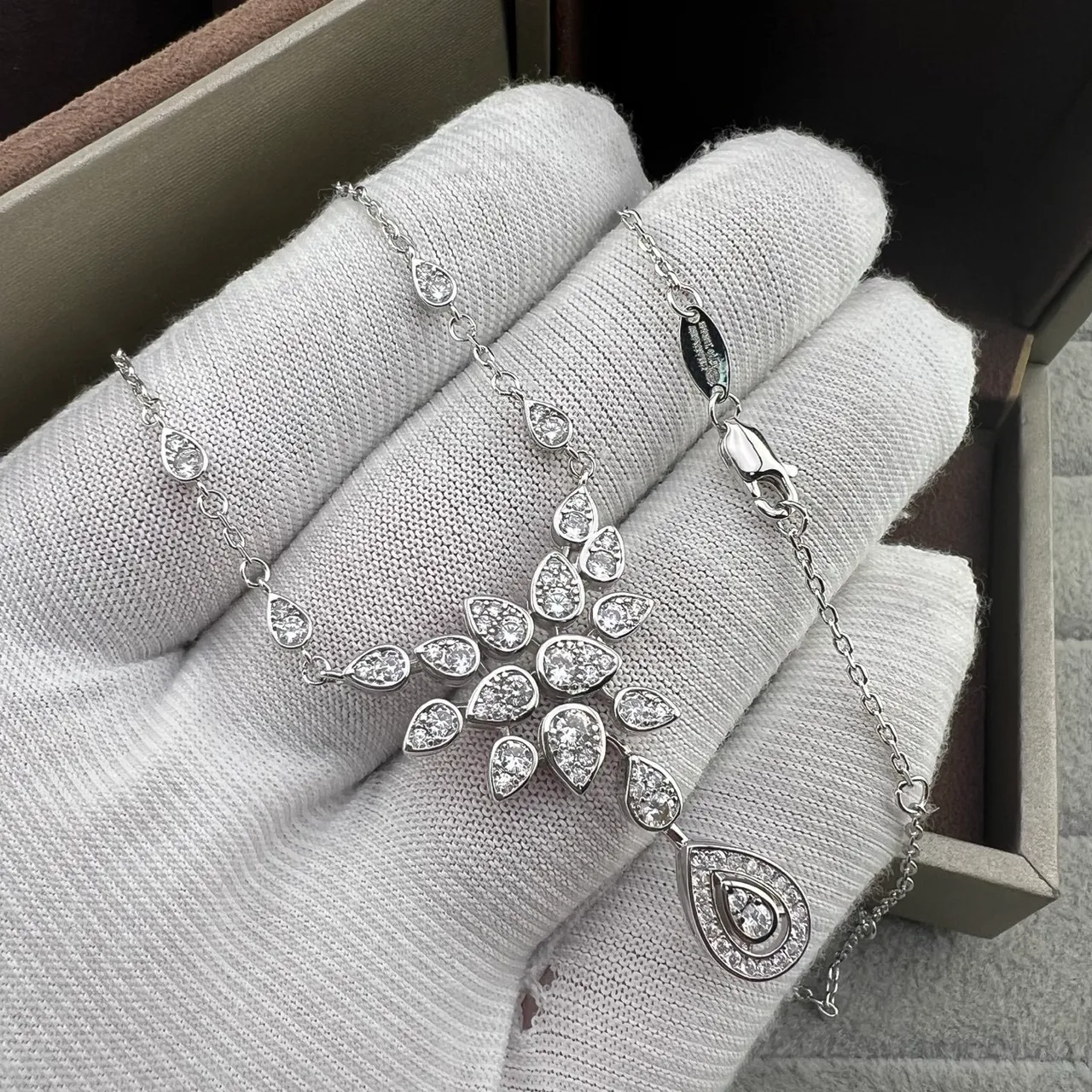 Van Cleef & Arpels قلادة ماس فضية بيضاء على شكل كمثرى متدفقة بنمط زهور وأوراق 4