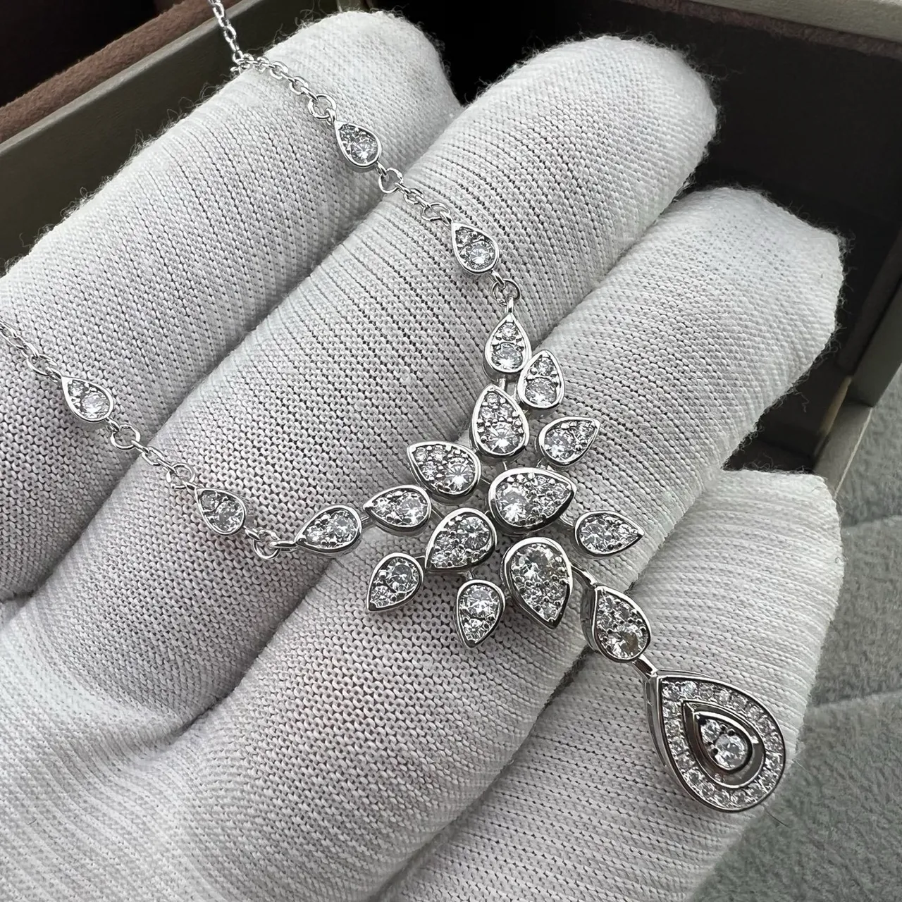 Van Cleef & Arpels قلادة ماس فضية بيضاء على شكل كمثرى متدفقة بنمط زهور وأوراق 5