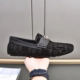 Versace Negro Dorado Grabado Patrón Greca Cabeza de Medusa Medallón Mocasín