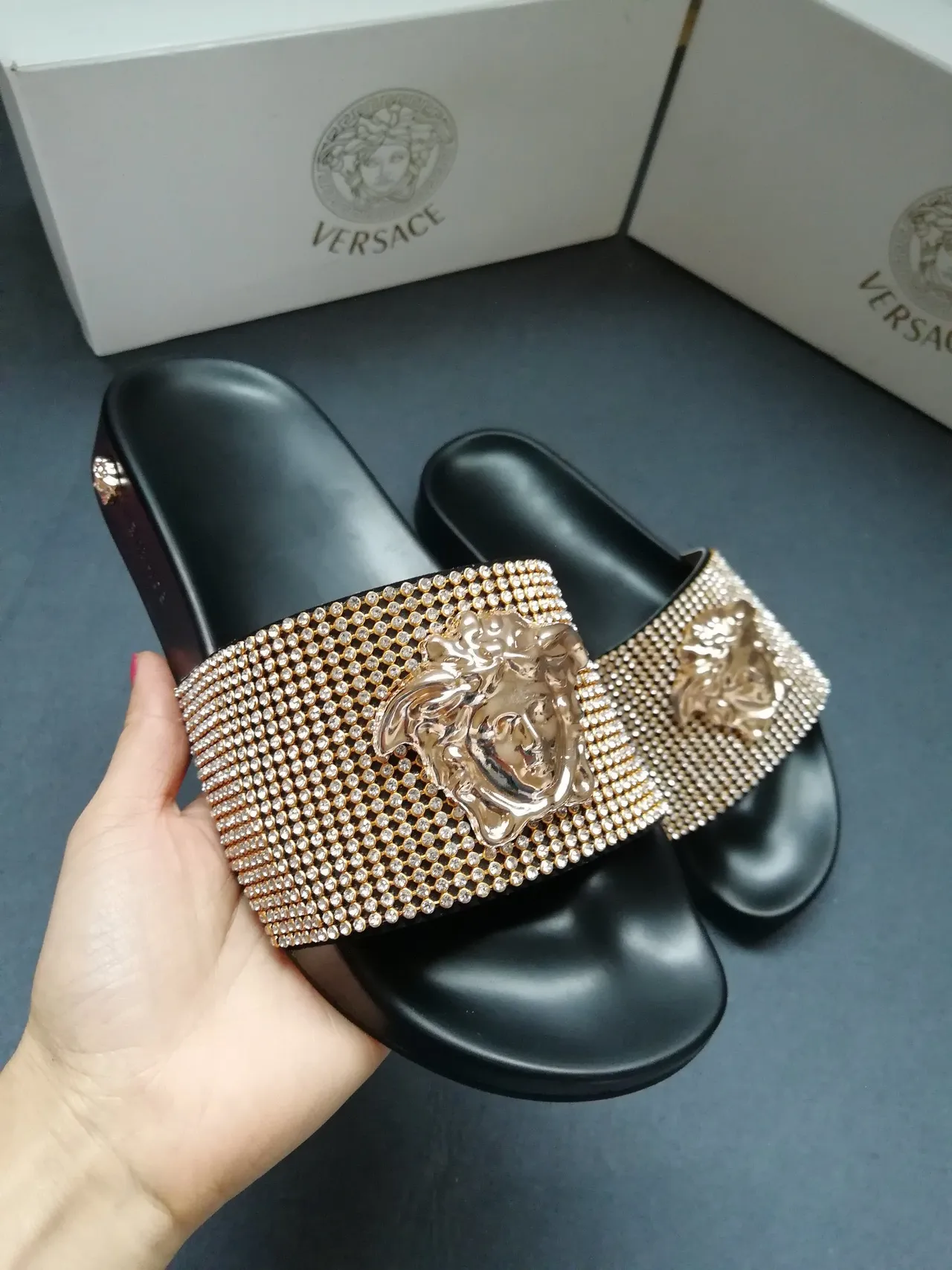 Versace Noir et Or Emblème Tête de Méduse Orné de Cristaux Pantoufles à brides 2