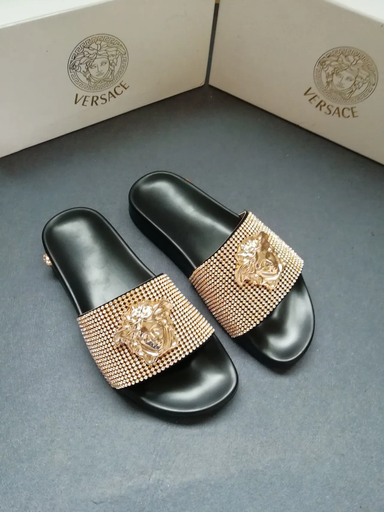Versace Noir et Or Emblème Tête de Méduse Orné de Cristaux Pantoufles à brides 3