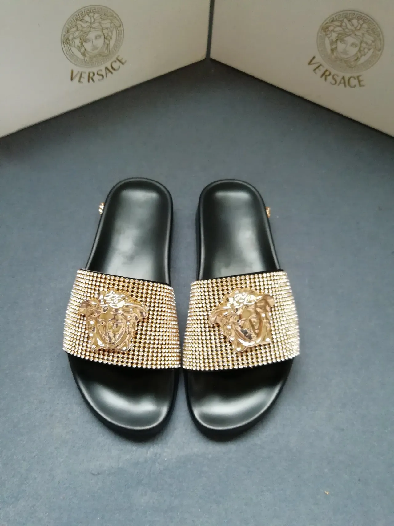 Versace Noir et Or Emblème Tête de Méduse Orné de Cristaux Pantoufles à brides 4