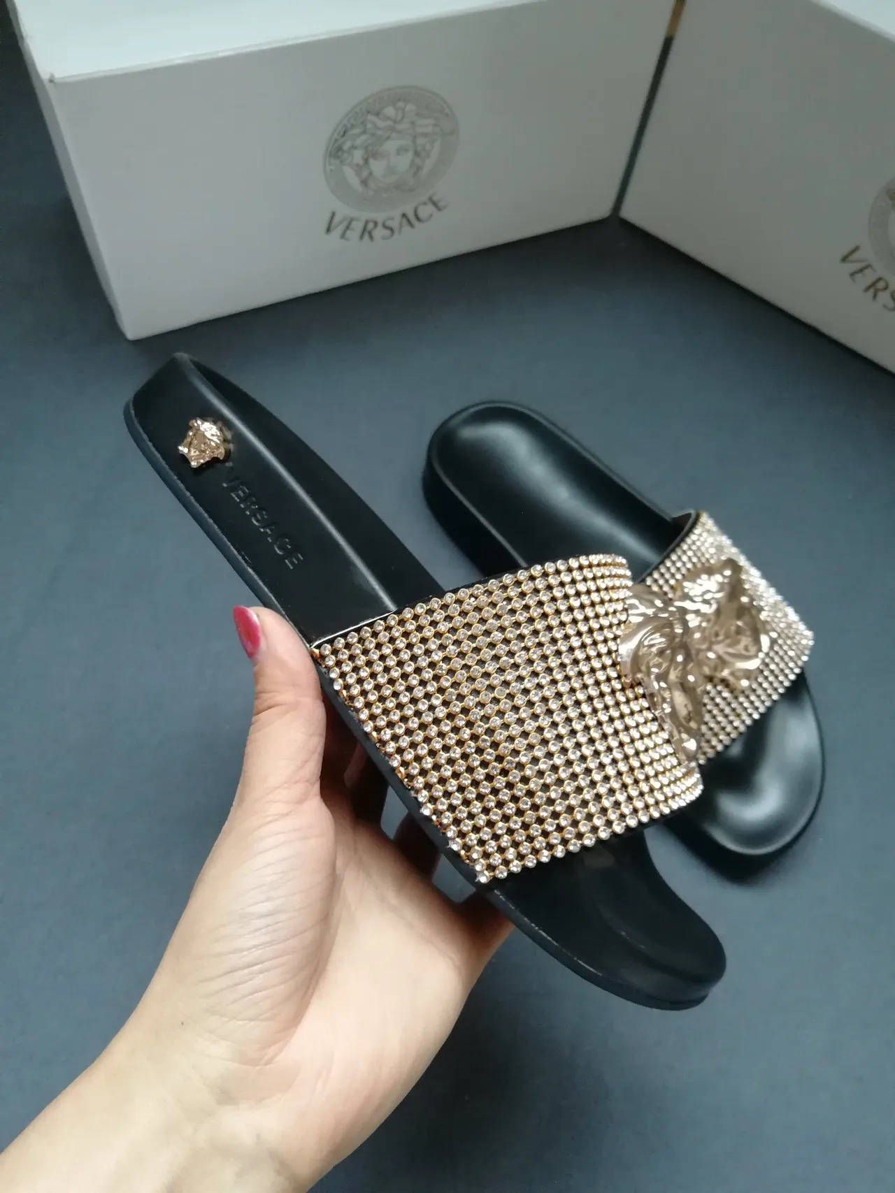Versace Noir et Or Emblème Tête de Méduse Orné de Cristaux Pantoufles à brides 5
