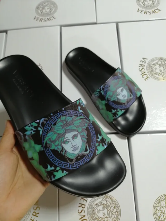 Versace Chinelos Pretos Multicolores Sola de Borracha Moldada Impressão de Cabeça de Medusa 2