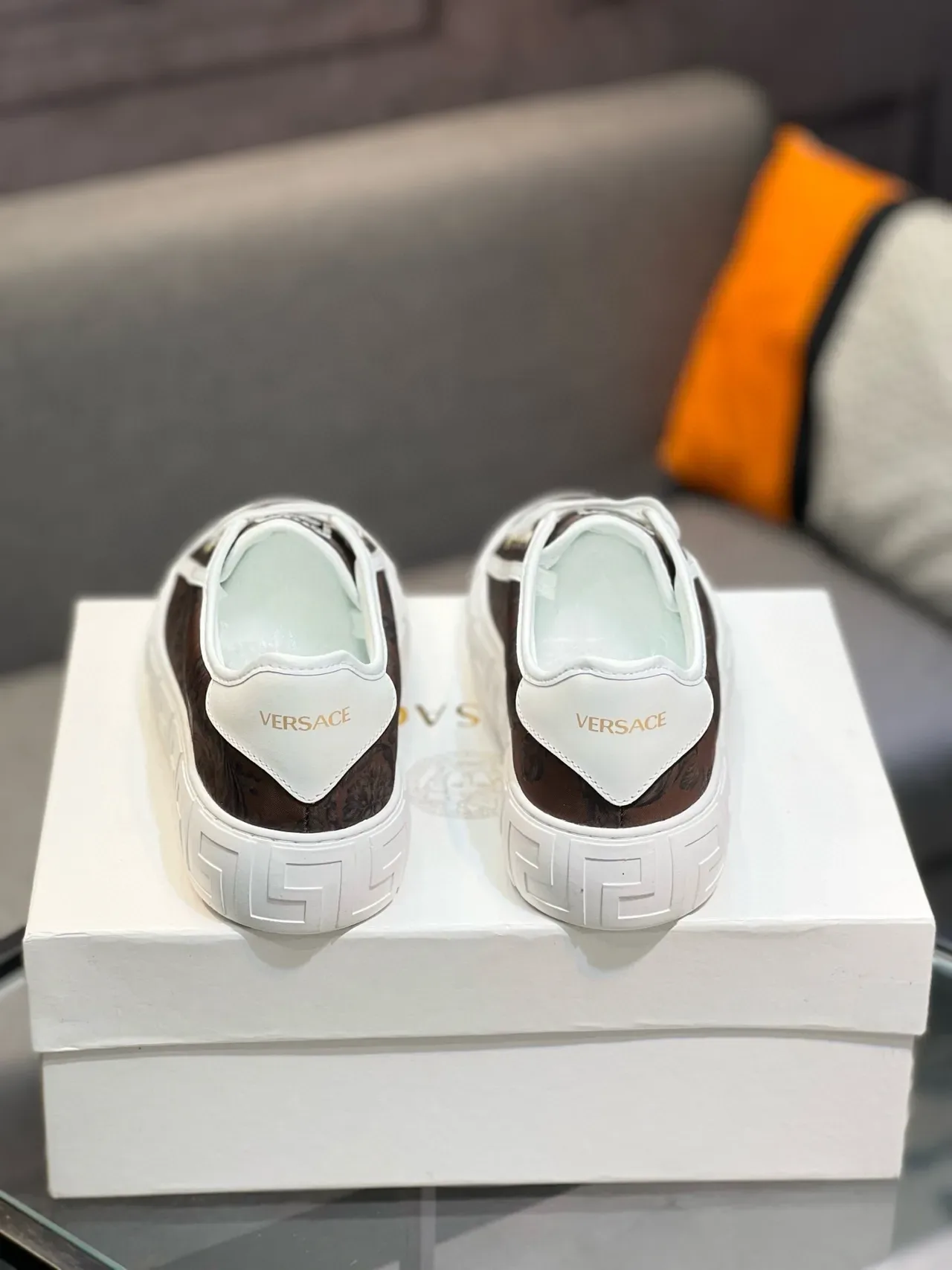 Versace Zapatillas Lifestyle Marrón Blanco Low-Top con Impresión Baroque en la Parte Superior 2