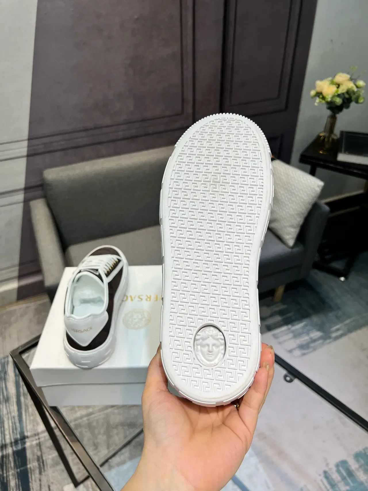 Versace Zapatillas Lifestyle Marrón Blanco Low-Top con Impresión Baroque en la Parte Superior 3