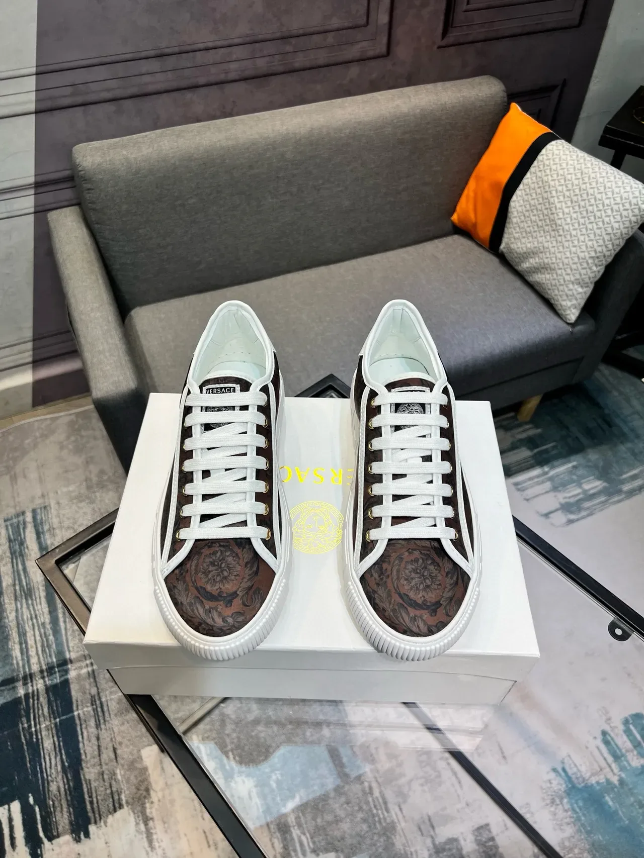 Versace Zapatillas Lifestyle Marrón Blanco Low-Top con Impresión Baroque en la Parte Superior 4