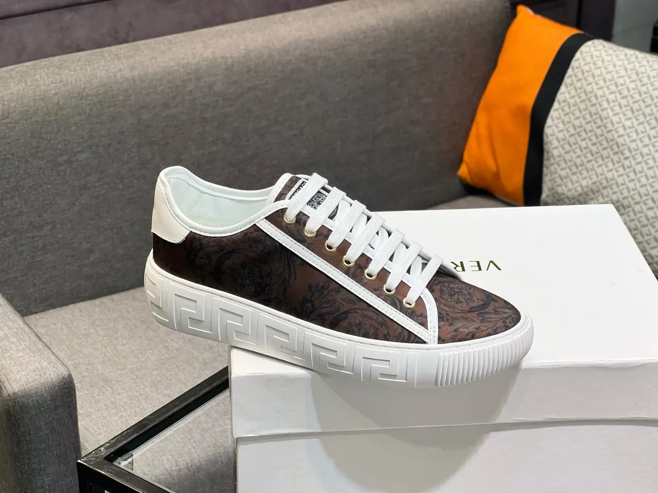 Versace Zapatillas Lifestyle Marrón Blanco Low-Top con Impresión Baroque en la Parte Superior 5