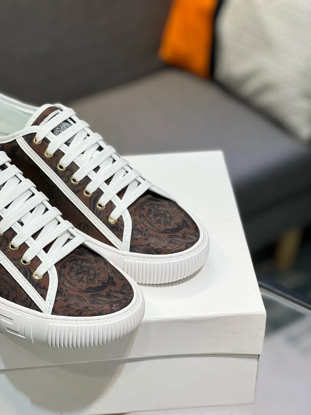 Versace Zapatillas Lifestyle Marrón Blanco Low-Top con Impresión Baroque en la Parte Superior 6