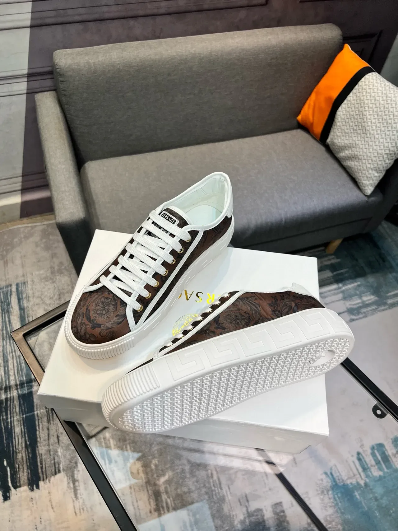 Versace Zapatillas Lifestyle Marrón Blanco Low-Top con Impresión Baroque en la Parte Superior 7
