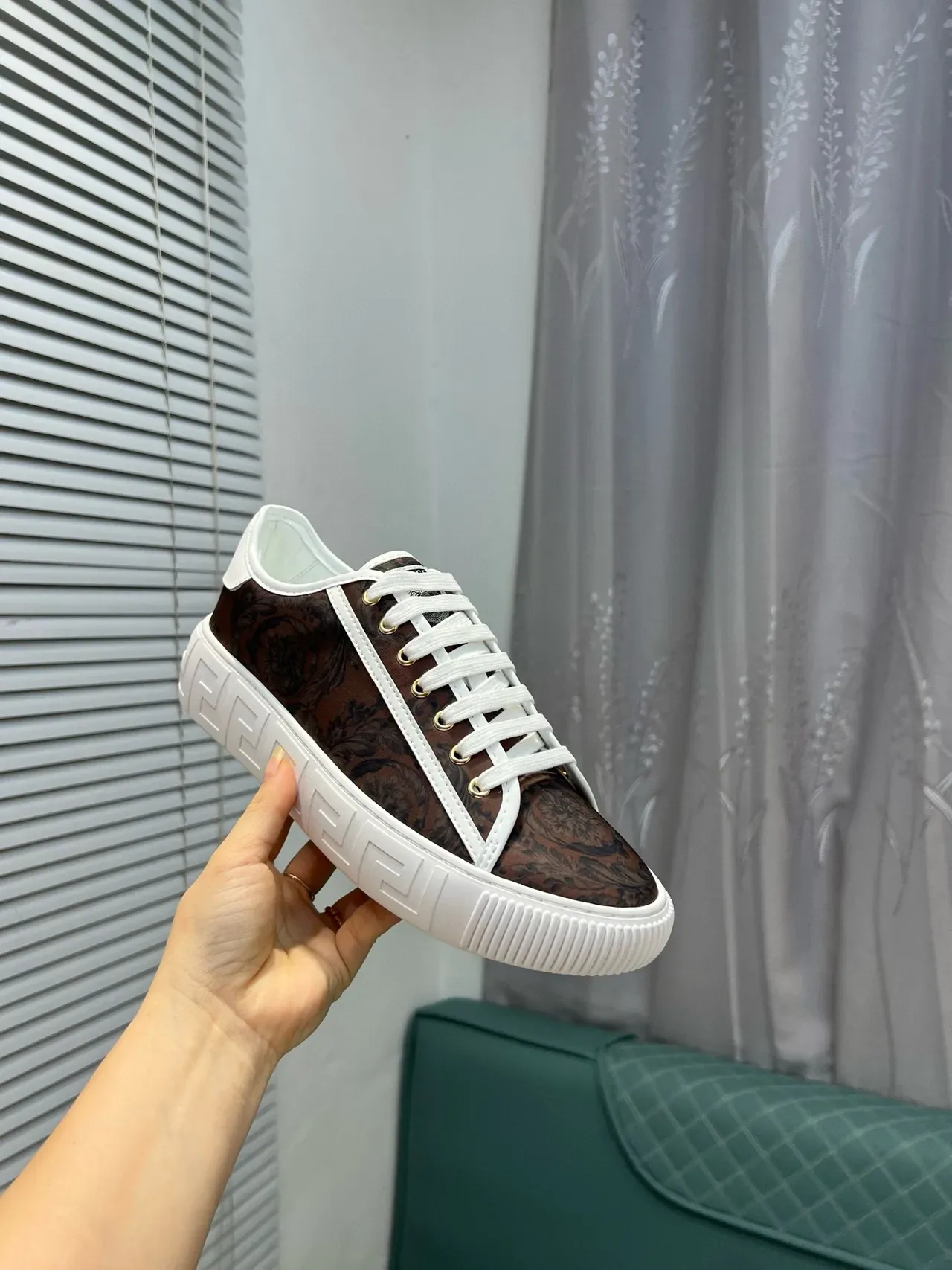 Versace Zapatillas Lifestyle Marrón Blanco Low-Top con Impresión Baroque en la Parte Superior 8