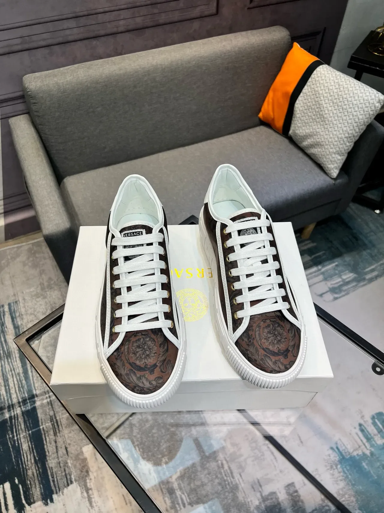 Versace Zapatillas Lifestyle Marrón Blanco Low-Top con Impresión Baroque en la Parte Superior 9